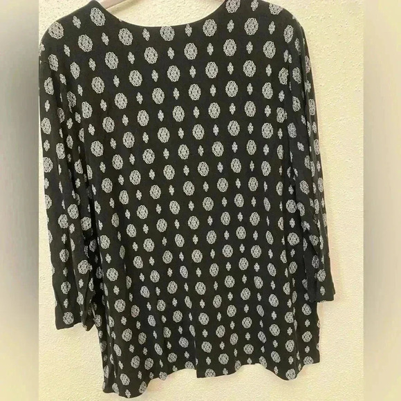 Chico’s Geometric-Print V-Neck Top - Preowned Size 4 - Picture 5 of 6